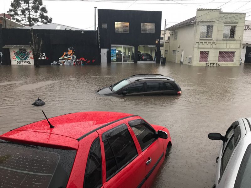 Chuva Em Curitiba Deixa Ruas Alagadas E Tr Nsito Ca Tico Veja Locais A