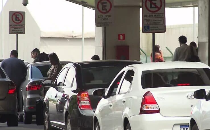 Vídeo mostra briga entre taxistas e motoristas de aplicativo no Aeroporto Afonso Pena, na RMC