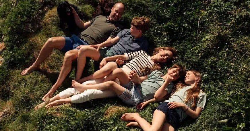 Príncipe William e Kate Middleton celebram 15 anos de casados com inédita foto em família
