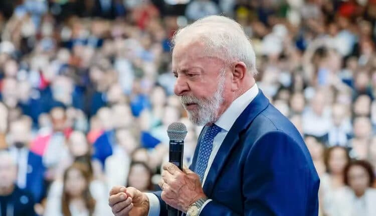 Lula acaba com a “taxa das blusinhas”, que ele próprio sancionou em 2024