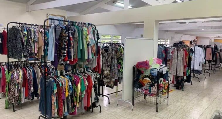 Bazar tem mercadorias apreendidas pela Receita Federal com peças de R$ 2, em Curitiba