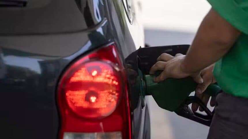 Governo publica decreto que fixa em R$ 0,44 subsídio por litro da gasolina