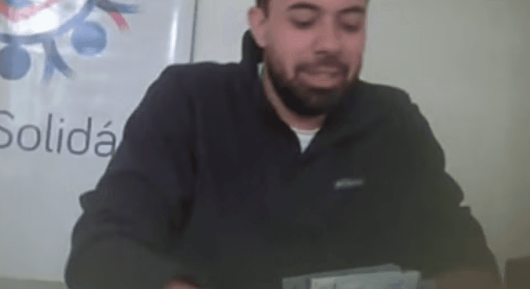 Vereador de Curitiba é filmado recebendo dinheiro vivo de funcionária