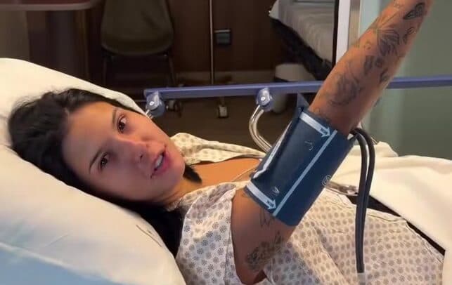 Ana Castela posta ‘grogue’ de anestesia após exame: ‘Ai que saudade dele’