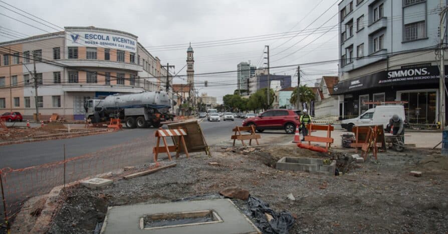 Rua Professora Rosa Saporski passa por obras com bloqueios durante seis meses