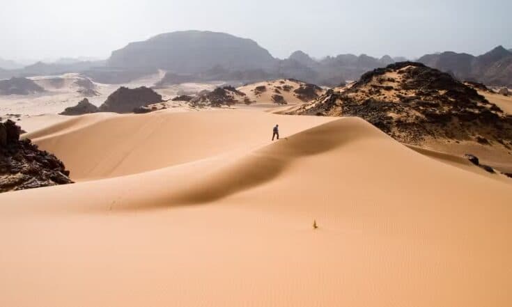 Dezenas de pessoas morrem de sede no deserto do Saara após pane em caminhão