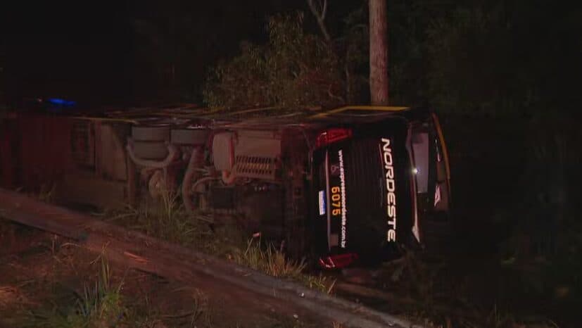 O que se sabe sobre o acidente envolvendo ônibus que saiu de Curitiba e tombou na BR-290