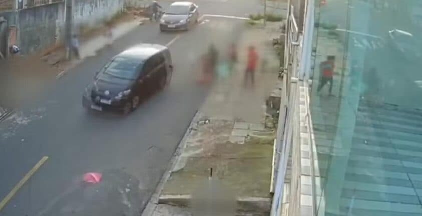 Motorista em alta velocidade atropela crianças que empinavam pipa e foge sem prestar socorro em Curitiba