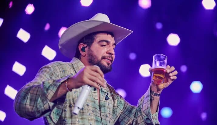 ‘Não conseguiu cantar de tão bêbado’: como excesso de álcool nos palcos e bastidores afeta rotina dos artistas