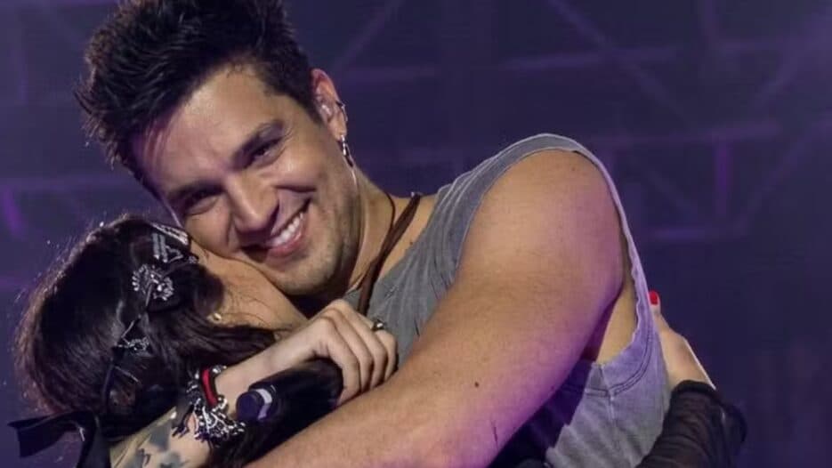 VÍDEO: Luan Santana vê cartaz com pedido de fã e chama grávida ao palco para chá revelação durante show