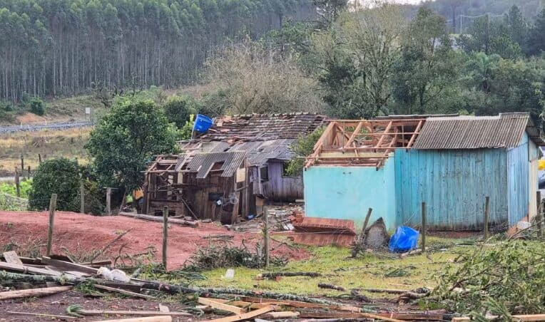 Simepar analisa se tornado atingiu cidade do Paraná no domingo