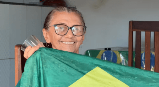 Vovó torcedora da Seleção cria tradição de quebrar copos a cada gol do Brasil: “Dizem que eu sou doida”