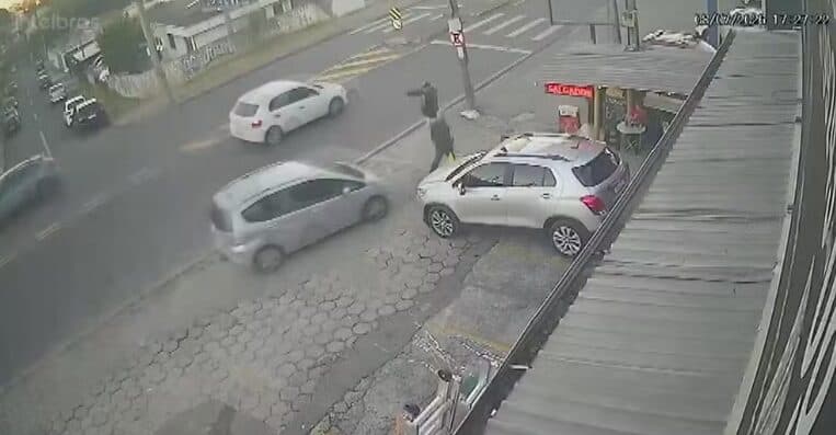 Idoso morre após ser atropelado na calçada em Curitiba; motorista diz que teve ‘apagão’