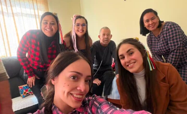 VÍDEO: profissionais de saúde levam ‘festa julina’ para casa de paciente com câncer em cuidados paliativos
