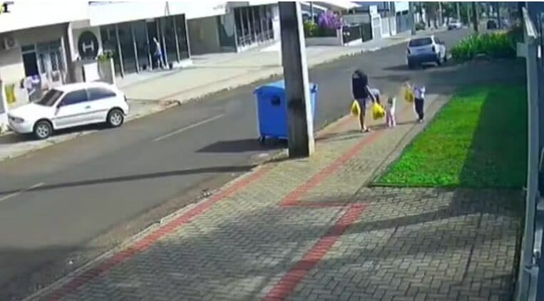 ‘Ela estava berrando na rua’, diz pai flagrado dando chute em filha; polícia diz que ele pode responder por tortura