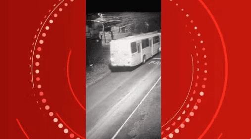 Ônibus perde os freios, desce de ré e bate contra muro de casa na Grande Curitiba