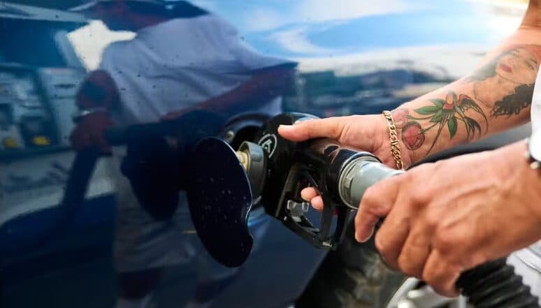 Sobe na guerra, não cai na trégua: por que os preços da gasolina e diesel demoram a cair nos postos