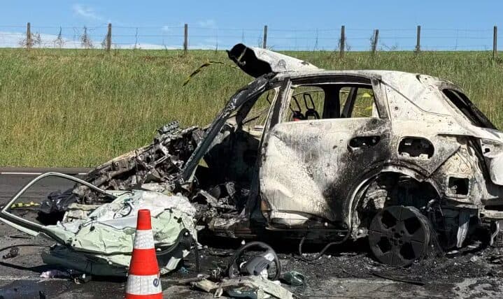 Carro elétrico pega fogo e motorista morre carbonizado após acidente na BR-277; sete pessoas ficaram feridas