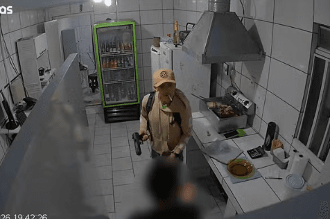 Funcionária de drive-in leva socos durante assalto e joga batata frita contra agressor em Curitiba