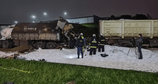Duas pessoas morrem em acidente entre dois caminhões e um carro na BR-277, na Grande Curitiba