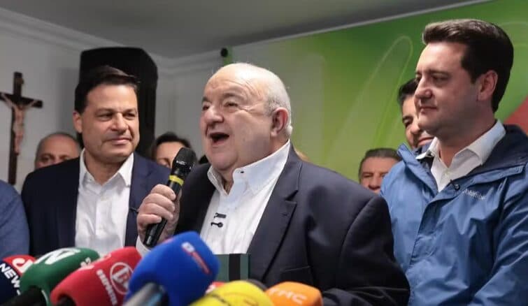 Rafael Greca abre mão de pré-candidatura ao governo do Paraná e será vice na chapa de Sandro Alex