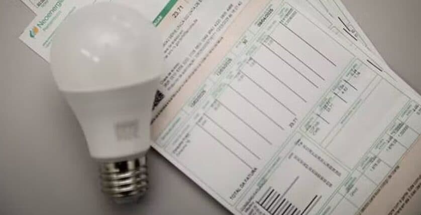Conta de luz continua mais cara em agosto: bandeira tarifária segue amarela, decide Aneel