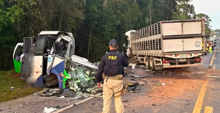 Acidente entre micro-ônibus e carreta deixa 23 mortos e 5 feridos na BR-373