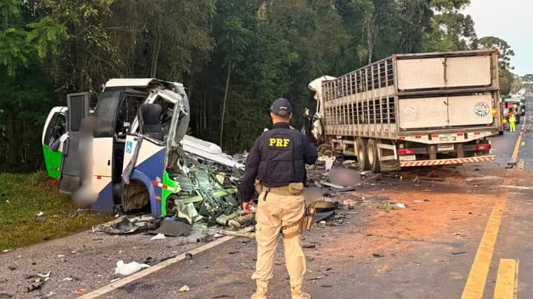 Vítimas que morreram em acidente entre micro-ônibus e carreta no Paraná eram duas crianças e 21 adultos