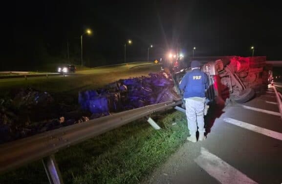 Caminhão tomba, motorista é ejetado e encontrado morto embaixo da carga na BR-376, no Paraná