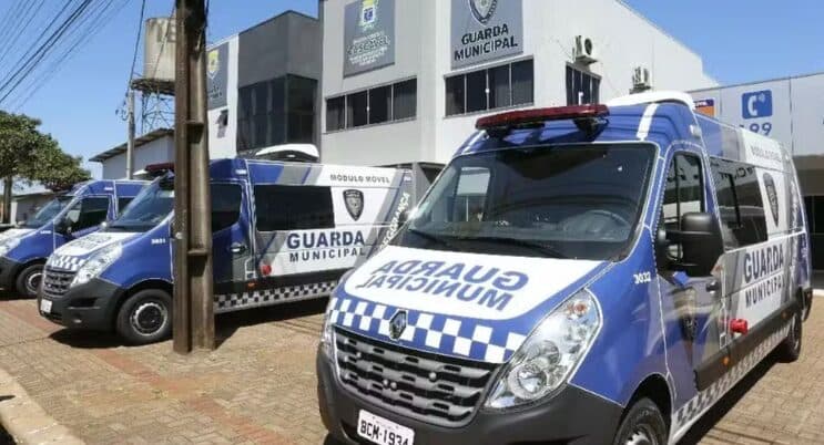 Criança de 6 anos é colocada sozinha em carro de aplicativo, mas ninguém a recebe e ela vai para abrigo