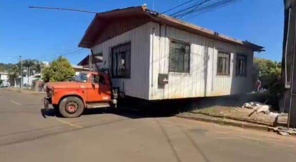 Casa é transportada inteira e ‘estacionada’ em novo terreno no Paraná