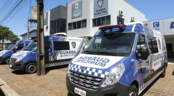 Pais de criança de 6 anos enviada sozinha em carro de aplicativo são investigados por abandono após ninguém aparecer no destino