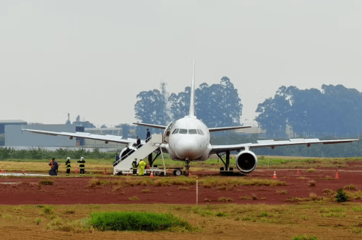 Avião da Latam com 151 pessoas a bordo sai da pista durante pouso e fica atolado na lama no Paraná