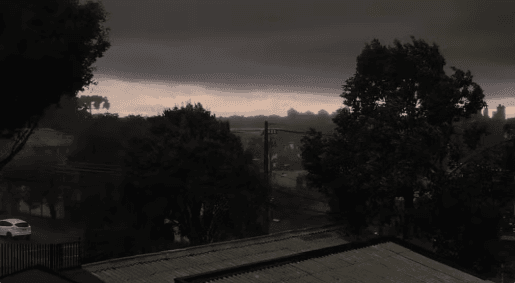 Dia vira noite e Curitiba registra chuva intensa e granizo