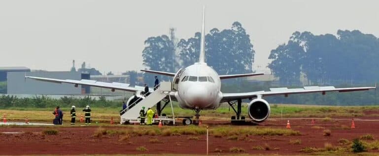 Cenipa investiga o que levou avião da Latam com 151 pessoas a sair da pista durante pouso no Paraná
