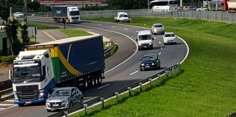 Feriado de 7 de Setembro deve aumentar movimento nas rodovias do Paraná; veja horários de pico
