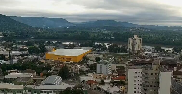 Cinco são denunciados por tráfico internacional de pessoas e por tentar matar testemunhas, no Paraná