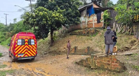 Família morre soterrada enquanto dormia após barranco desabar em cima de casa durante temporal, no Paraná