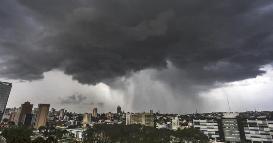 Temporais se afastam do Paraná e frio começa a tomar conta; veja a previsão do tempo para a semana