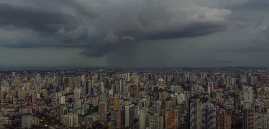 Tempestade derruba árvores, causa alagamentos e assusta moradores com granizo em Curitiba