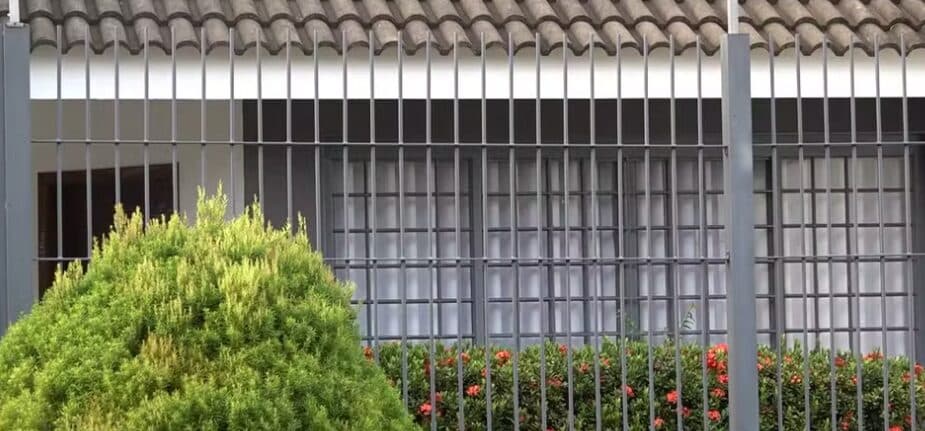 Cheiro forte e desaparecimento fazem polícia encontrar corpo amarrado com fita adesiva dentro de casa