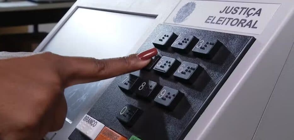 Cola eleitoral: veja a ordem de votação na urna e baixe a ‘colinha’ para levar no domingo (4)