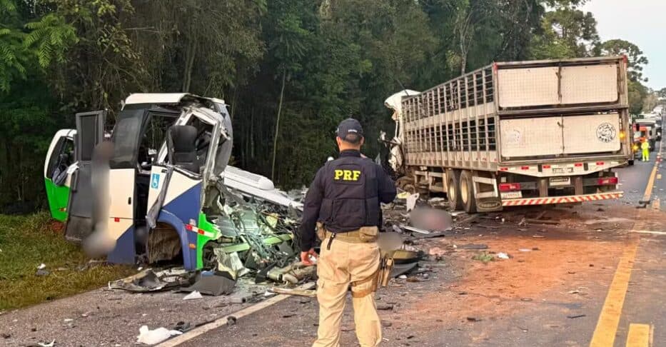 Polícia culpa motoristas de caminhão e micro-ônibus da Saúde por acidente com 23 mortos na BR 373