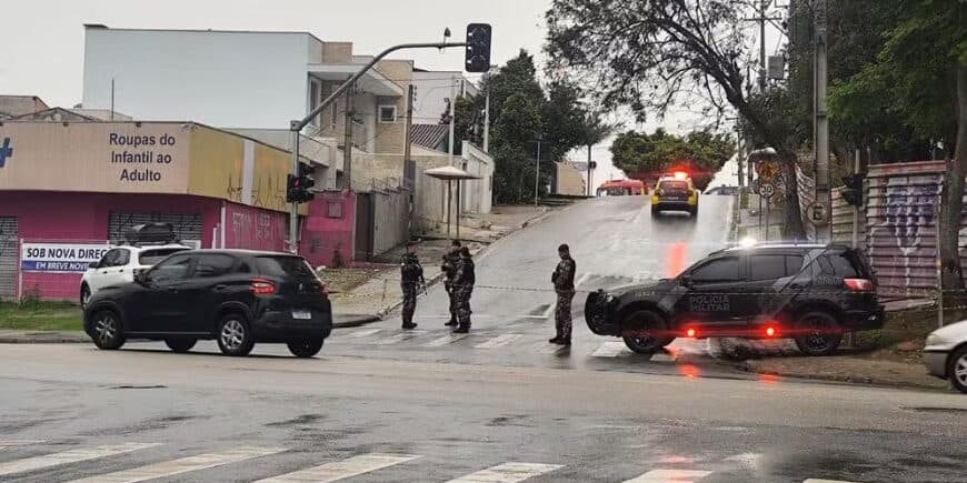 Homem que invadiu CMEI e fez crianças reféns em Curitiba sofria de esquizofrenia, diz polícia