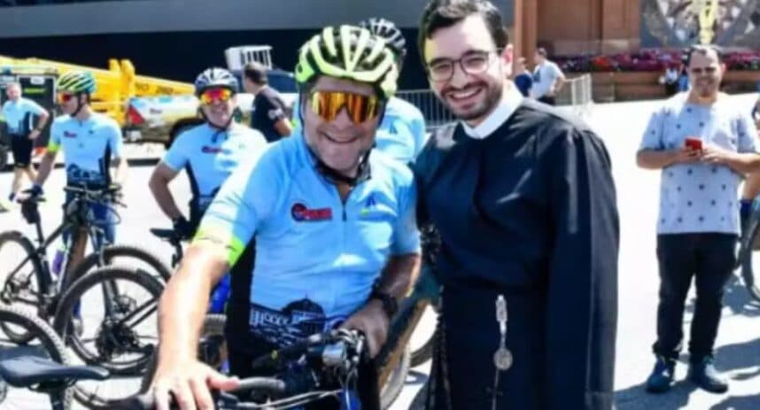 Cantor Daniel chega ao Santuário de Aparecida após percorrer 300 quilômetros em romaria