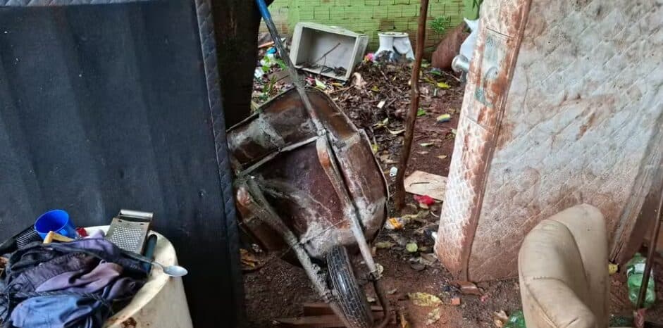 Mulher encontrada desacordada dentro de saco de cal ingeriu material tóxico e sofreu ferimentos