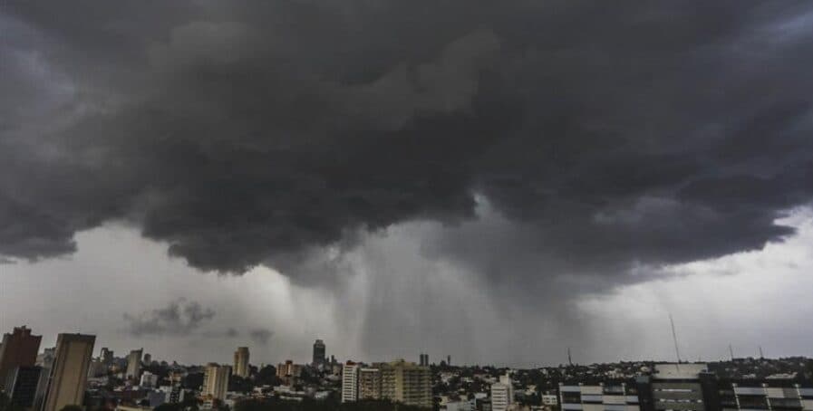 Previsão do tempo hoje para Curitiba (PR): sol com algumas nuvens; chove rápido durante o dia e à noite
