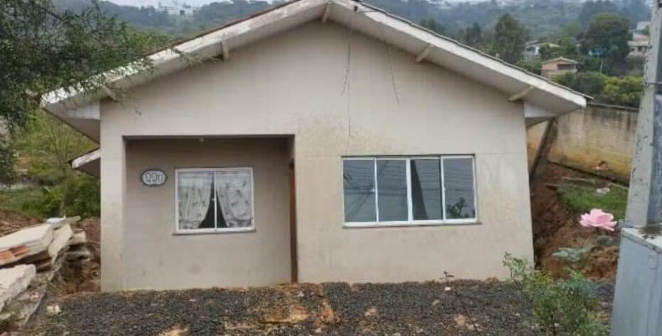 Casa fica inteira depois de deslizar em barranco que cedeu com chuvas