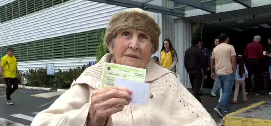 ‘Vim cumprir meu dever para dar exemplo’, diz idosa de 105 anos ao participar do segundo turno das eleições