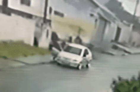 Mulher é morta a facadas dentro de carro após chegar em casa na Grande Curitiba; suspeito é procurado pela polícia
